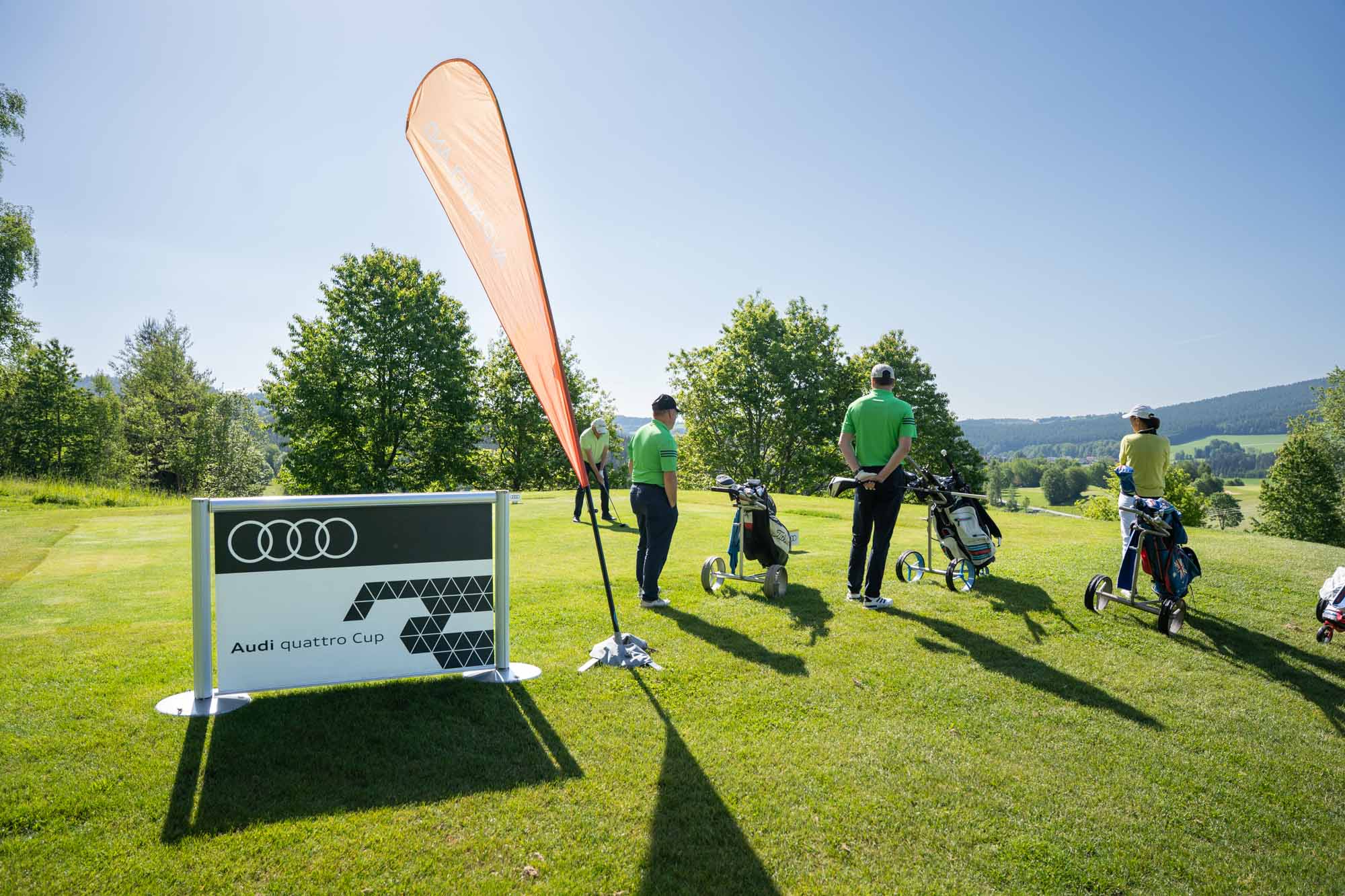 AVP AUTOLAND | CUPRA Top Dealer Award. Drei lachende Personen bei der Preisverleihung.