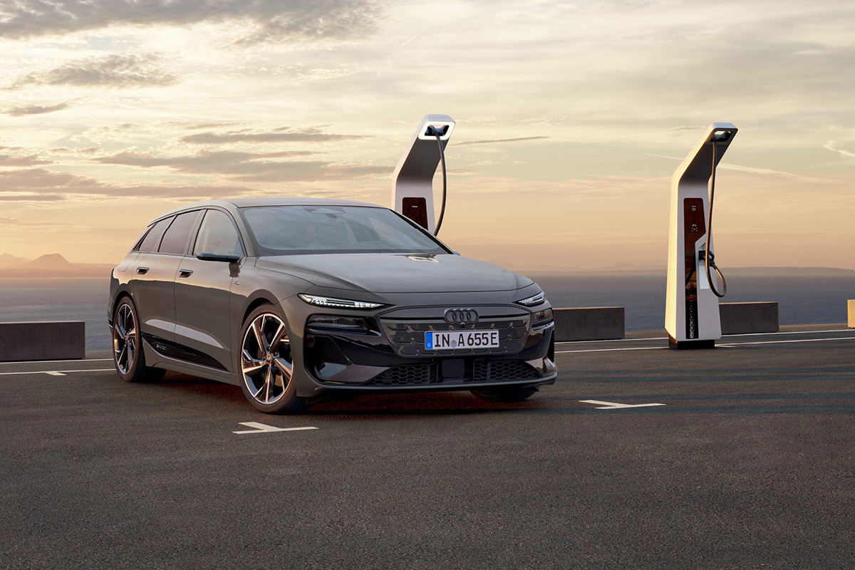 Audi A6 e-tron Avant an einer Ladesäule in Grau