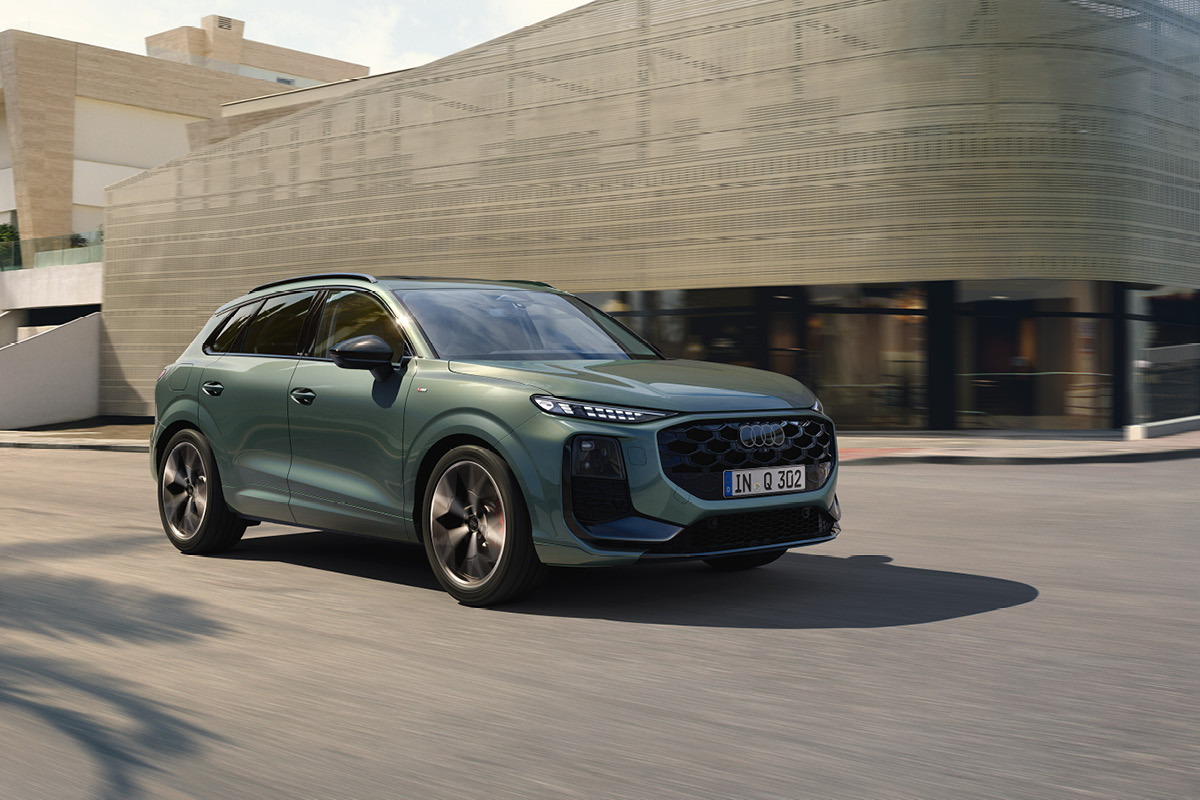 AVP AUTOLAND | Audi Q3 in Salbeigrün fahrend