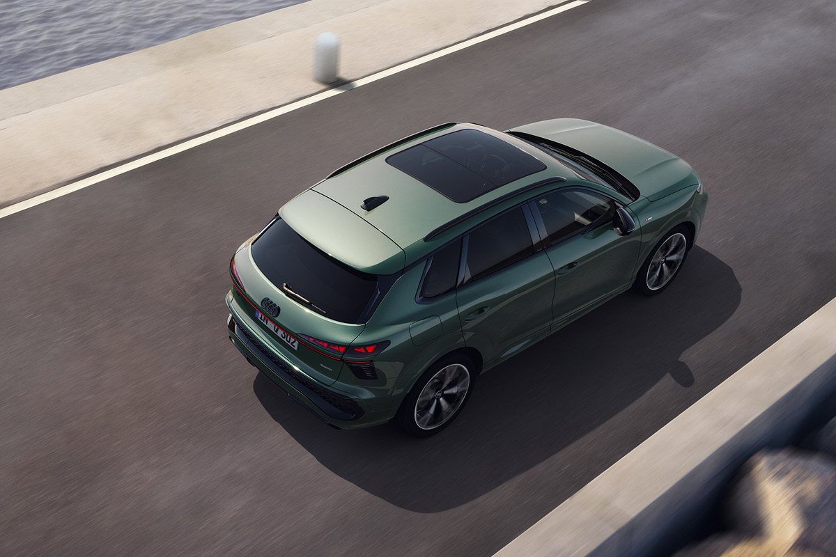 AVP AUTOLAND | Audi Q3 in Salbeigrün fahrend Draufsicht