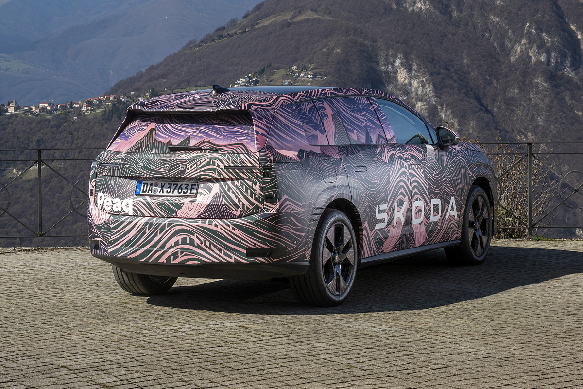 AVP AUTOLAND | Škoda Peaq bunt beklebt Heckansicht