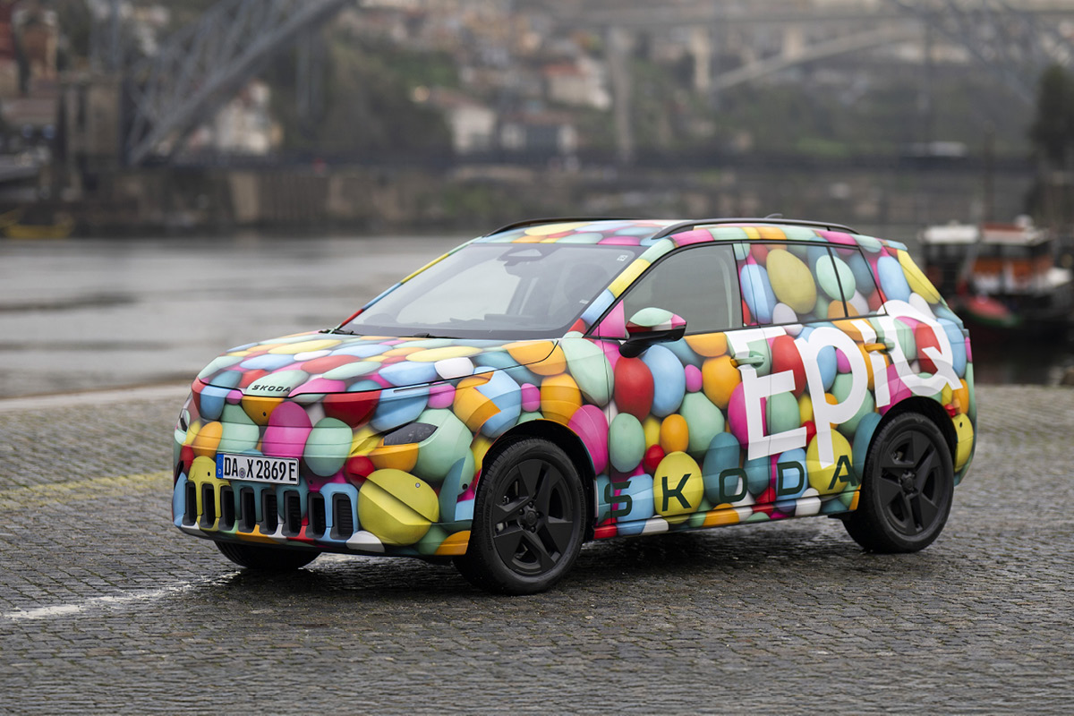 AVP AUTOLAND | Škoda Epiq bunt beklebt Seitenansicht